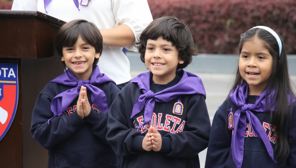 Estudiantes participan en momento de oración.