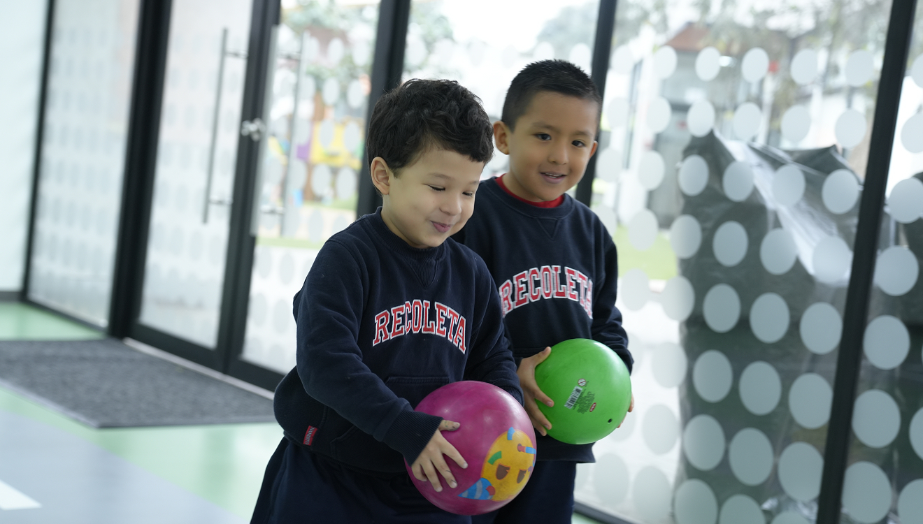 ¿Por qué los colegios con espacios amplios y naturales favorecen la adaptación escolar? 