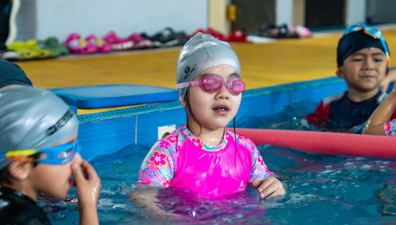 Es importante impulsar la natación escolar para mejorar la salud integral de los estudiantes.