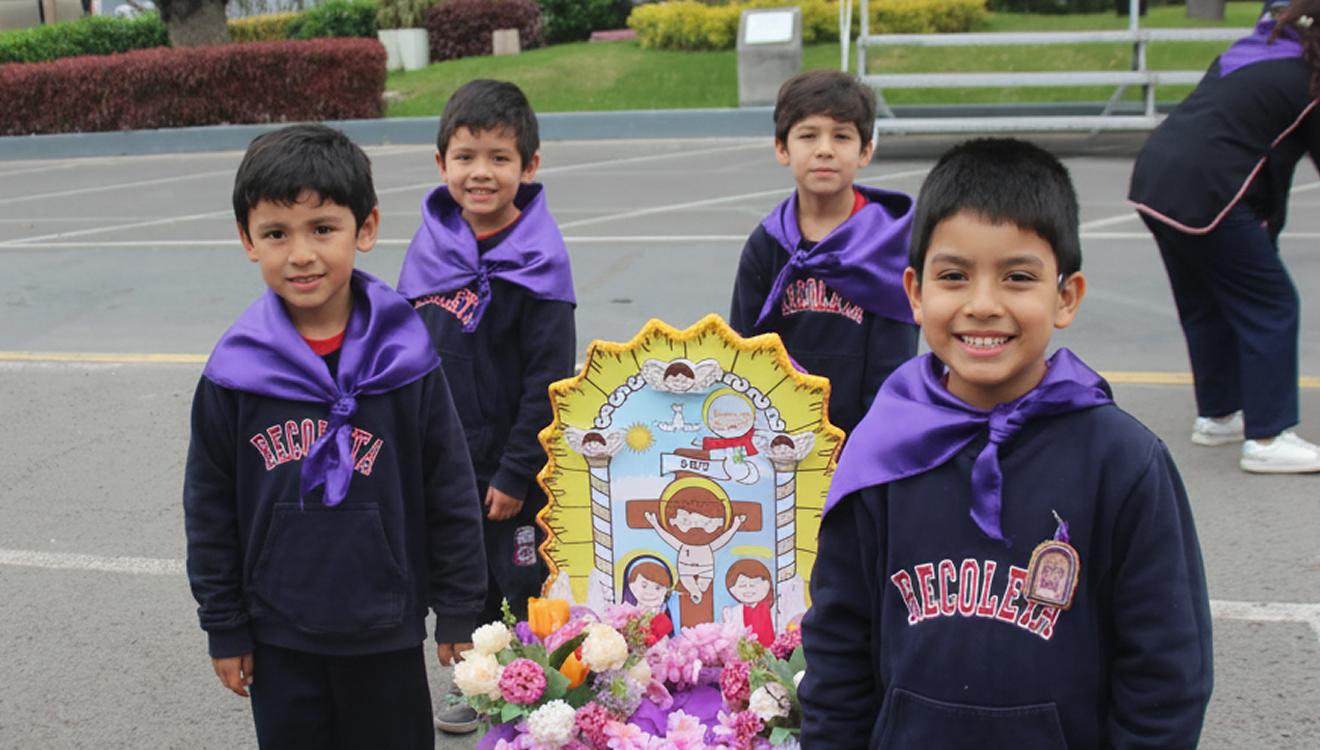 Niños de la primaria del Colegio Sagrados Corazones Recoleta asiste a celebración religiosa.